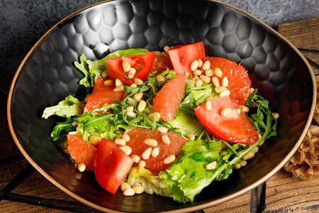 Салат с руколой, грейпфрутом и кедровым орехом