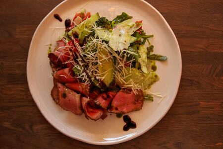 Зеленый салат с ростбифом