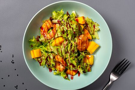 Салат с креветками и манго