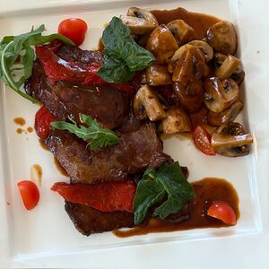 Медальоны из говядины с шампиньонами