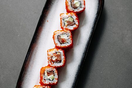 Ролл калифорния с лососем