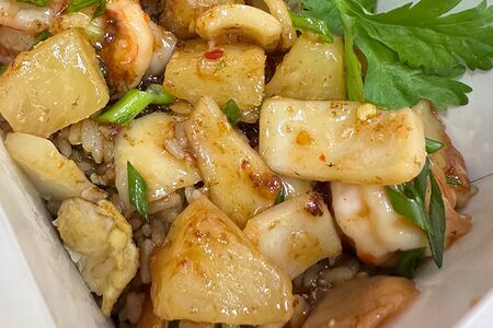 Кхау Пхат Тайский рис с овощами, яйцом, ананасами и морепродуктами в соусе Сладкий Чили