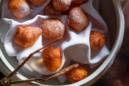 Пончики Вздохи монашки с осетровой икрой