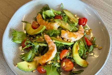 Салат с креветками и авокадо