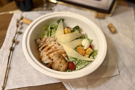 Салат Цезарь с цыпленком