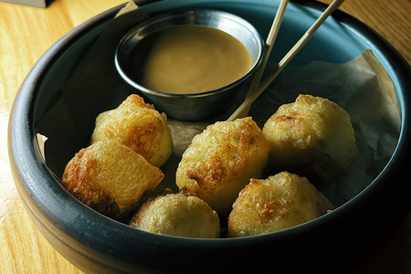 Сырные шарики с халапеньо и беконом