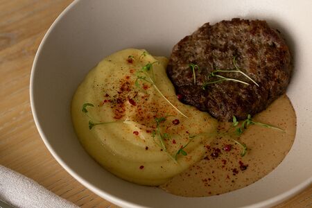 Котлета с трюфельным пюре и перечным соусом 