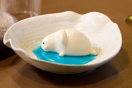 Байкальская нерпа с соусом Блю Кюрасао