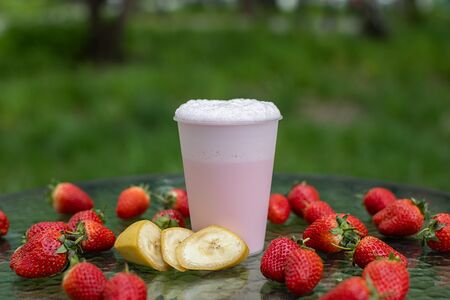 Молочный коктейль Клубника-банан 