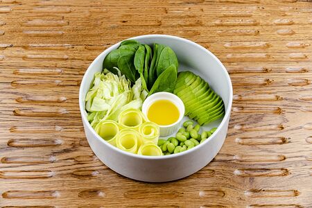 Зеленый салат с авокадо