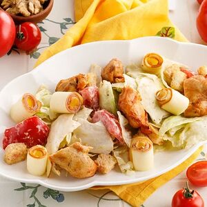 Теплый салат с цыпленком и копченым сыром