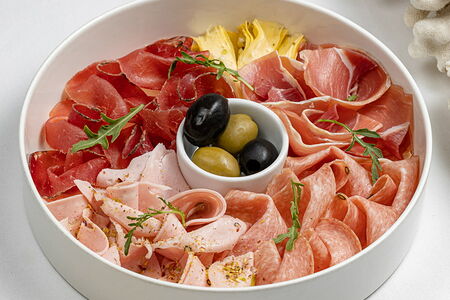 Ассорти из итальянских мясных деликатесов