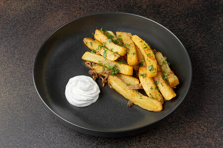 Жареный картофель с луком, грибами и копченой сметаной