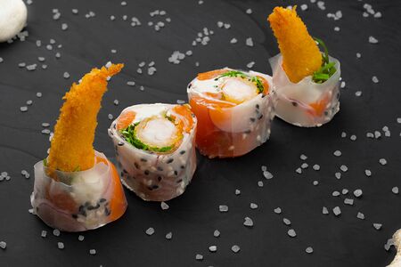 Фреш ролл с лососем и креветкой темпура