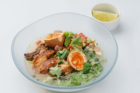 Кукси с куриным бедром и копченым яйцом