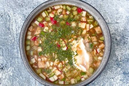 Окрошка на квасе с говяжьим языком и сметаной