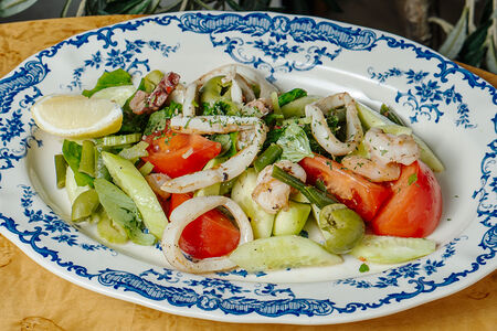 Теплый салат с морепродуктами 