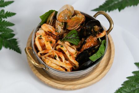 Морепродукты в томатном соусе 