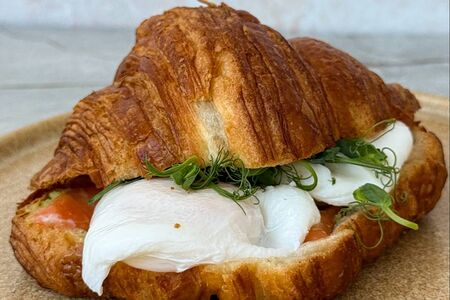 Закусочный круассан с лососем