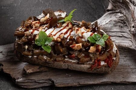 Брускетта Печеный баклажан со страчателлой и грецким орехом