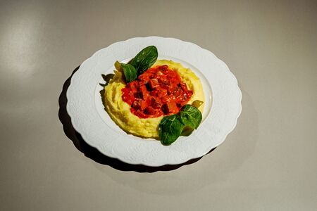 Тушеная говядина в мясном соусе с картофельными пюре