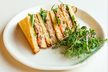 Бутерброд с тунцом