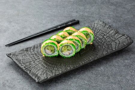 Грин-ролл с тигровой креветкой и фирменным соусом