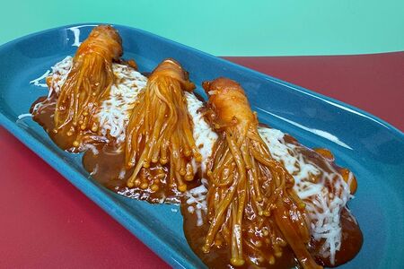 Токпокки с грибами Эноки в жгучем соусе