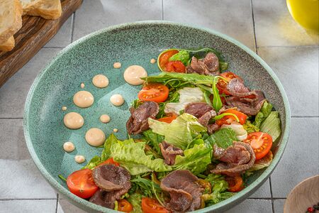 Салат с обоженной телятиной и тайским соусом