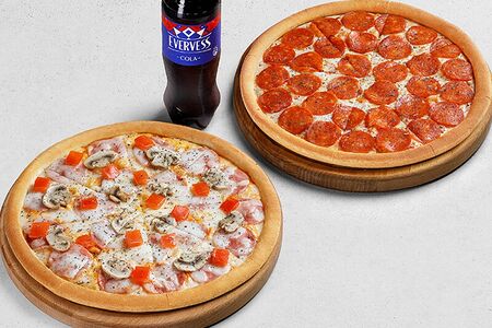 Две пиццы и напиток