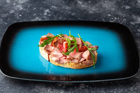 Брускетта с ростбифом