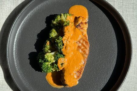 Лосось на гриле с брокколи