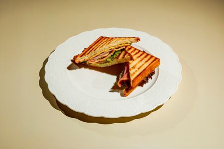 Сэндвич на тостовом хлебе с ветчиной