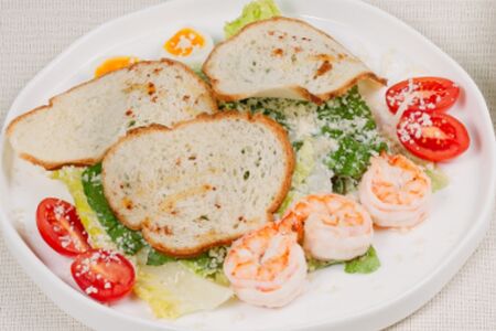 Салат в стиле Цезарь с креветкой