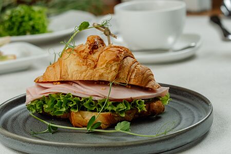 Круассан с ветчиной