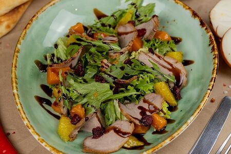 Салат с утиной грудкой и тыквой