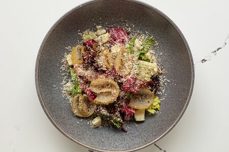 Салат с грушей и горгонзолой