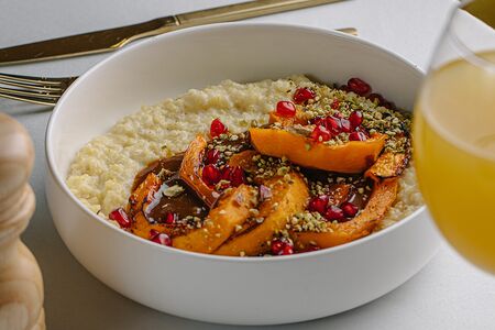 Пшённая каша с пармезаном, жжёной тыквой и карамелью 