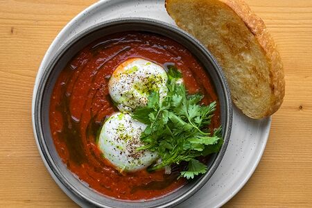 Шакшука с яйцами пашот