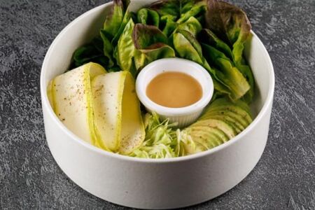 Зеленый салат с авокадо