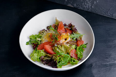 Салат с лангустинами и кальмарами