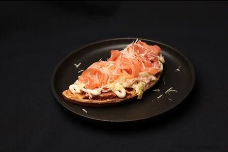 Бельгийская вафля с начинкой Цезарь с лососем