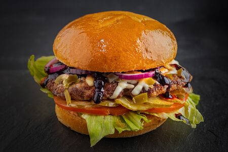 Пикантный бургер с мраморной говядиной 