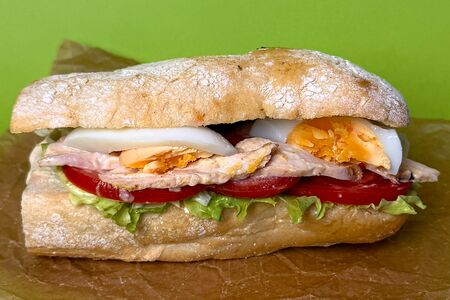 Чиабатта с курицей, яйцом и соусом Цезарь