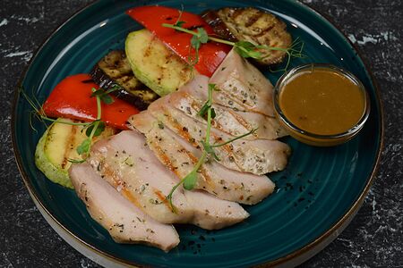 Филе индейки с овощами гриль