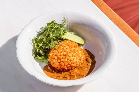 Пожарская с грибным соусом и малосольным огурцом