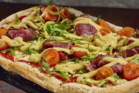 Пицца с ростбифом, маринованными черри и медово-горчичным соусом