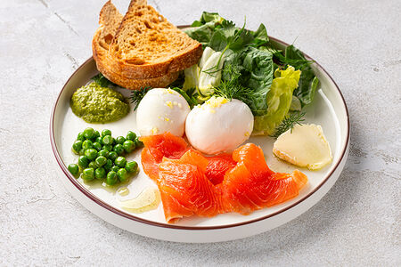 Камчатский завтрак с яйцами пашот и слабосоленым лососем