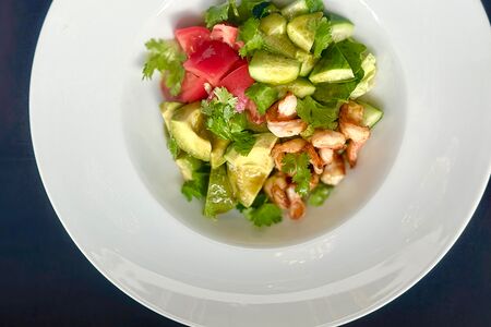 Креветки с авокадо и томатами