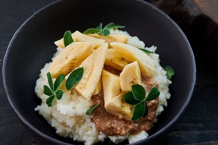 Каша с бананом и арахисовой пастой